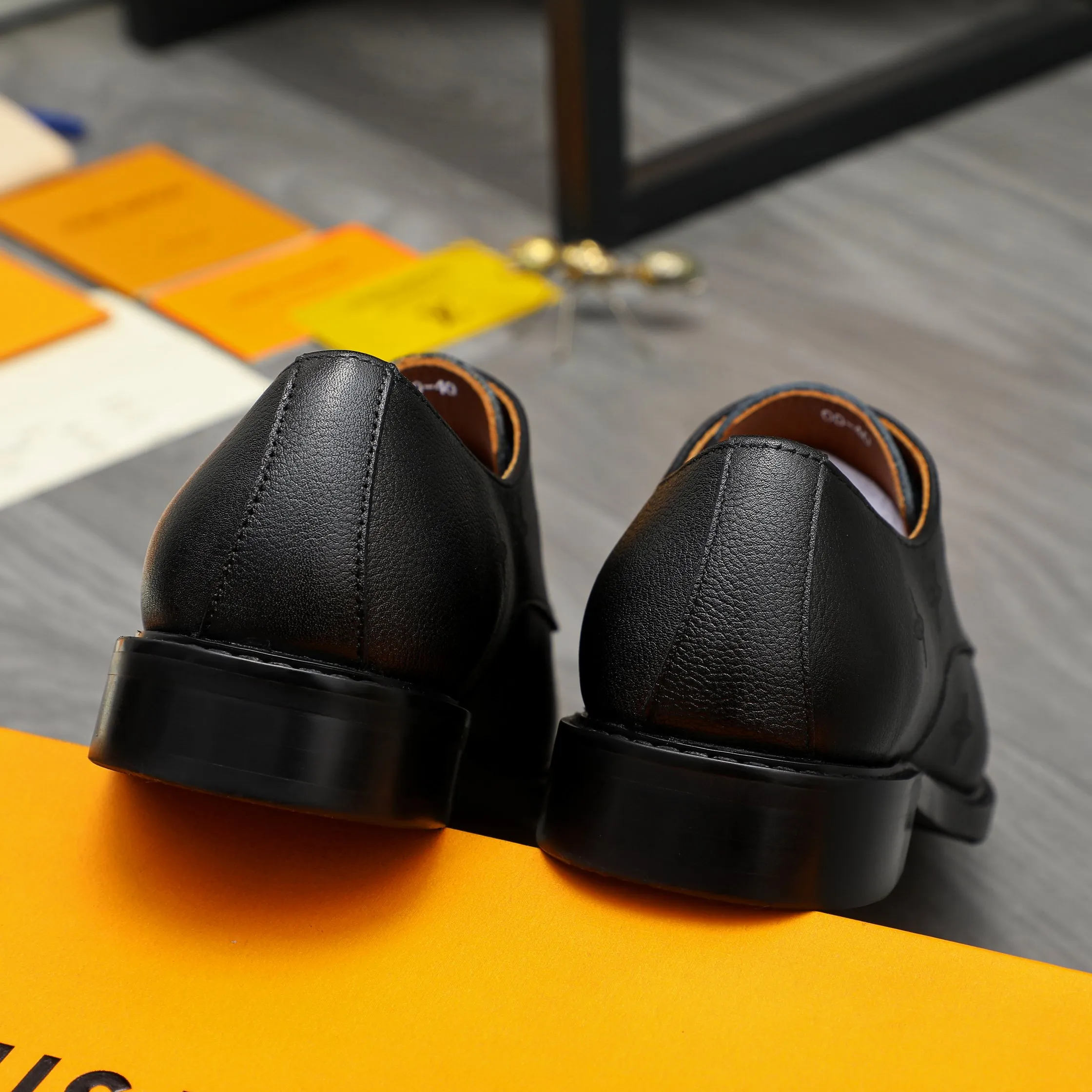 Men's shoes 💰p460 Product trademark: LV (Louis Vuitton) business lace-up formal leather shoes Regular size: 39-44 (38.45 custom-made, non-refundable) Product materials: Selected high-quality pebbled cowhide embossed upper, cowhide lining, original rubber outsole